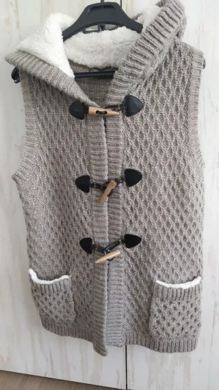 Chaleco de punto con capucha y botones