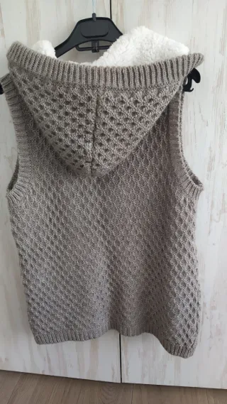 Chaleco de punto con capucha y botones