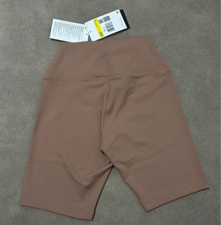 Shorts marrones 8” de Nike talla S