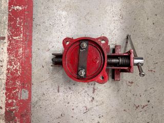 Tornillo de banco rojo