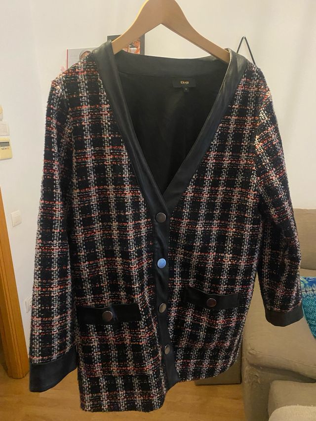 chaqueta larga, por debajo del trasero.