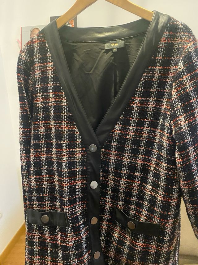 chaqueta larga, por debajo del trasero.