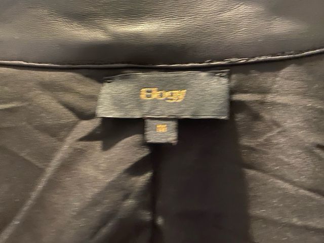 chaqueta larga, por debajo del trasero.