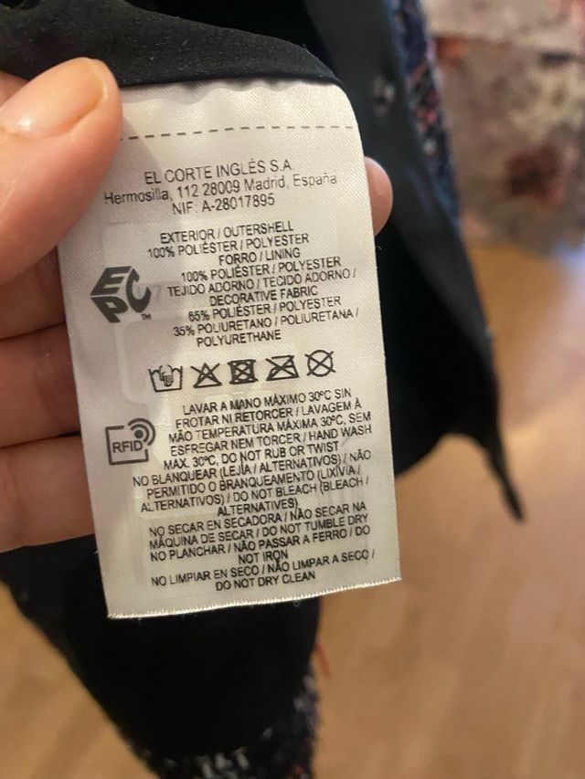 chaqueta larga, por debajo del trasero.