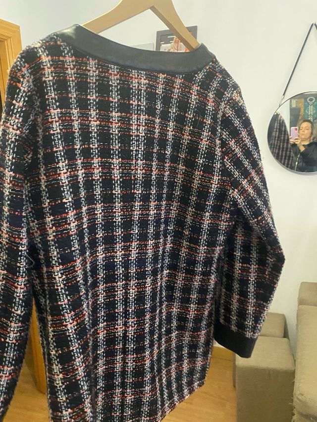 chaqueta larga, por debajo del trasero.