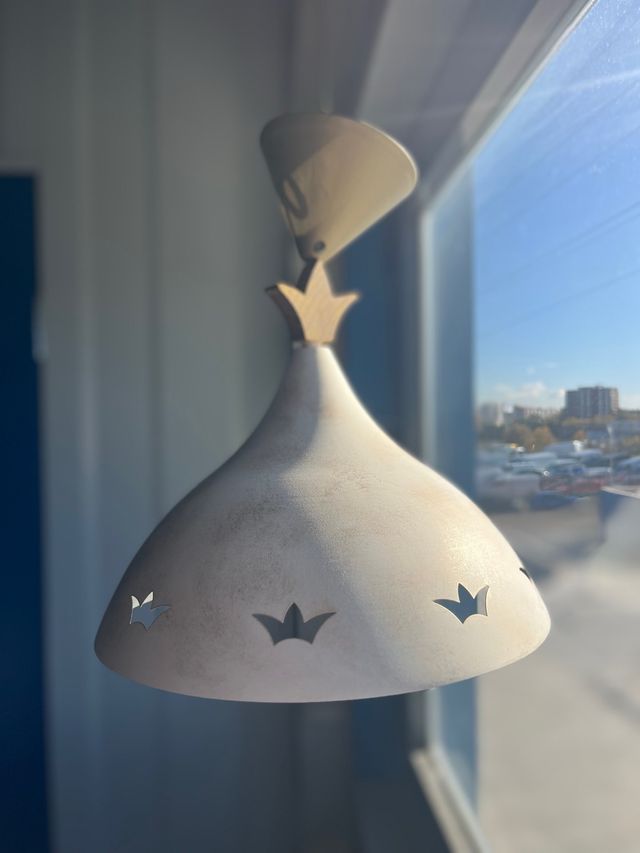 Lámpara colgante metálica dorada y blanca 25