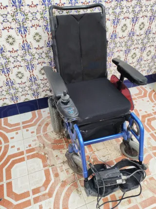 Silla de ruedas eléctrica azul