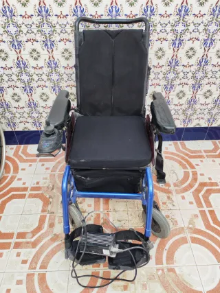 Silla de ruedas eléctrica azul