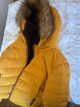 Plumífero Zara amarillo con capucha
