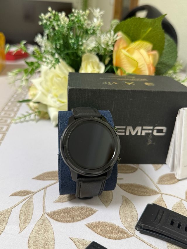 Smartwatch Lemfo nuovo con 3 cinturini intercambiabili, display AMOLED, chiamate e molto altro