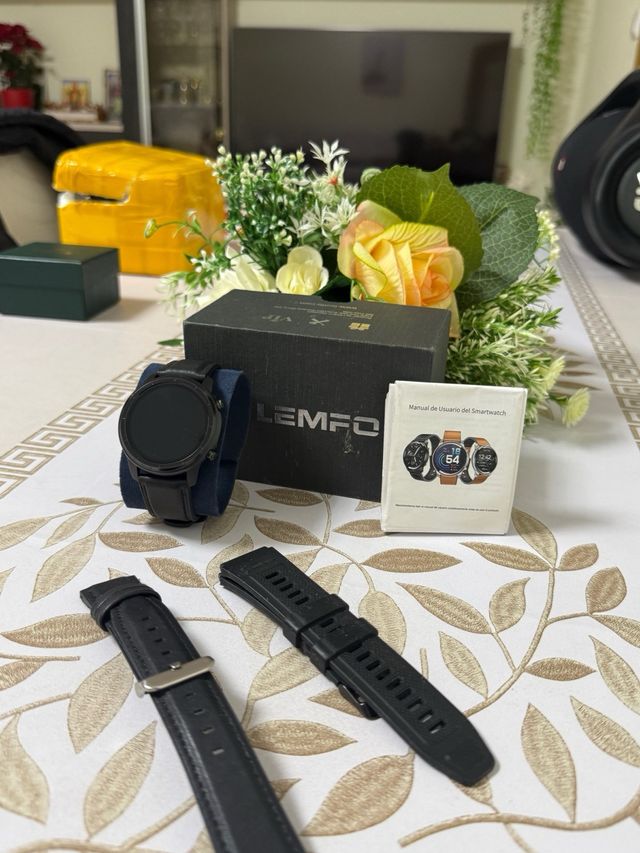 Smartwatch Lemfo nuovo con 3 cinturini intercambiabili, display AMOLED, chiamate e molto altro