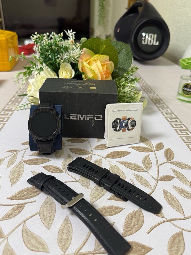 Smartwatch Lemfo nuovo con 3 cinturini intercambiabili, display AMOLED, chiamate e molto altro