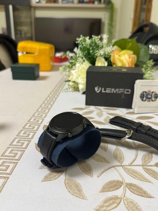 Smartwatch Lemfo nuovo con 3 cinturini intercambiabili, display AMOLED, chiamate e molto altro