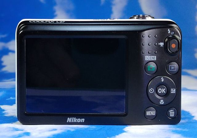Cámara Digital Nikon Coolpix L27 Blanca