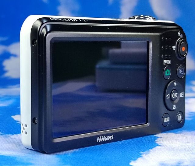 Cámara Digital Nikon Coolpix L27 Blanca