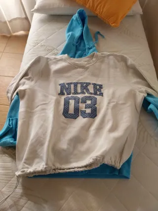 Due felpe Nike bianche e blu
