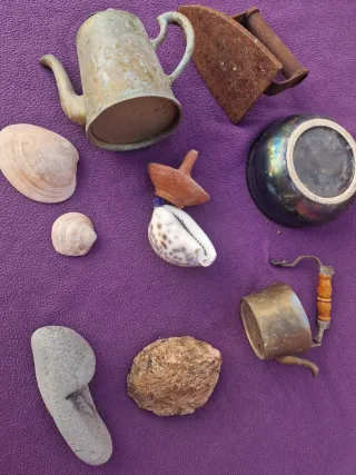 Lote decoración vintage: plancha, tetera, conchas