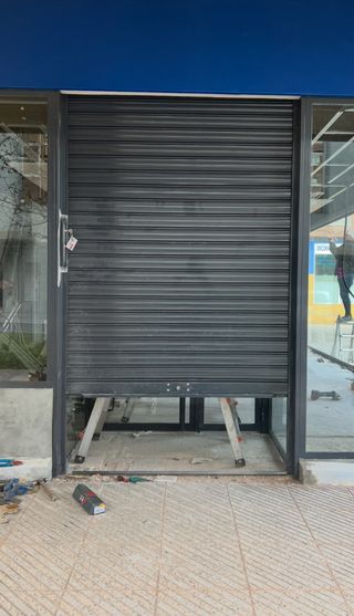 Cierre Enrollable Negro Lama Perforada