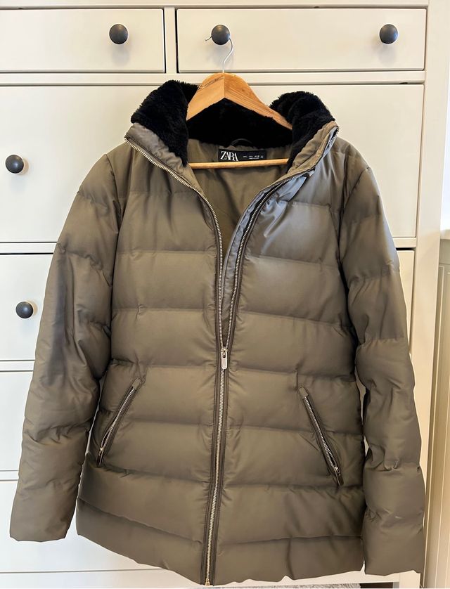 Plumas Zara verde con capucha (se puede quitar)