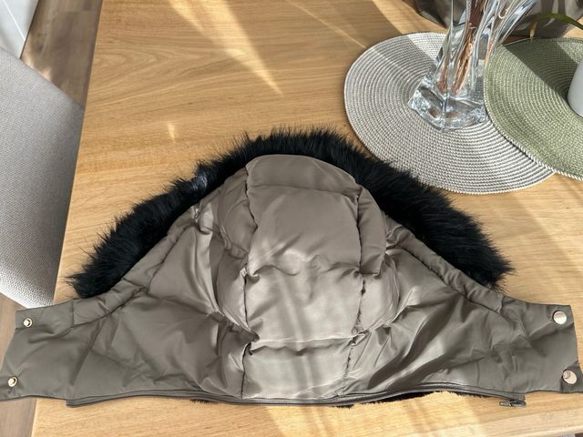 Plumas Zara verde con capucha (se puede quitar)