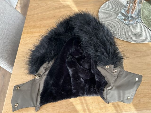 Plumas Zara verde con capucha (se puede quitar)