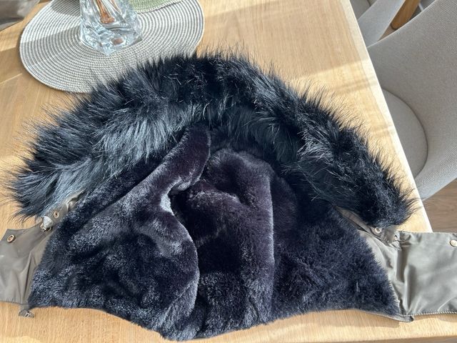 Plumas Zara verde con capucha (se puede quitar)