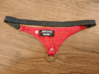 Tanga de cuero con aro