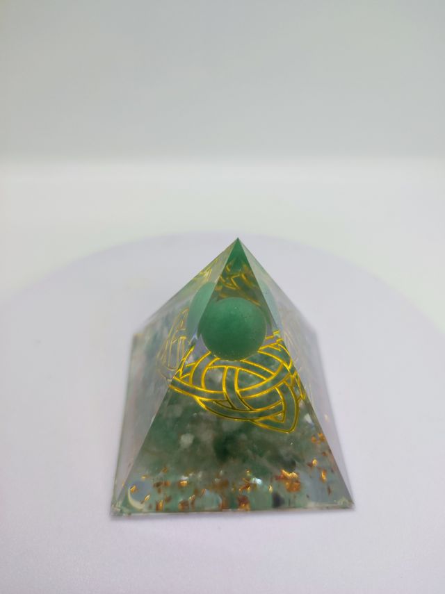 Piramide Orgonite Nodo Celtico Avventurina