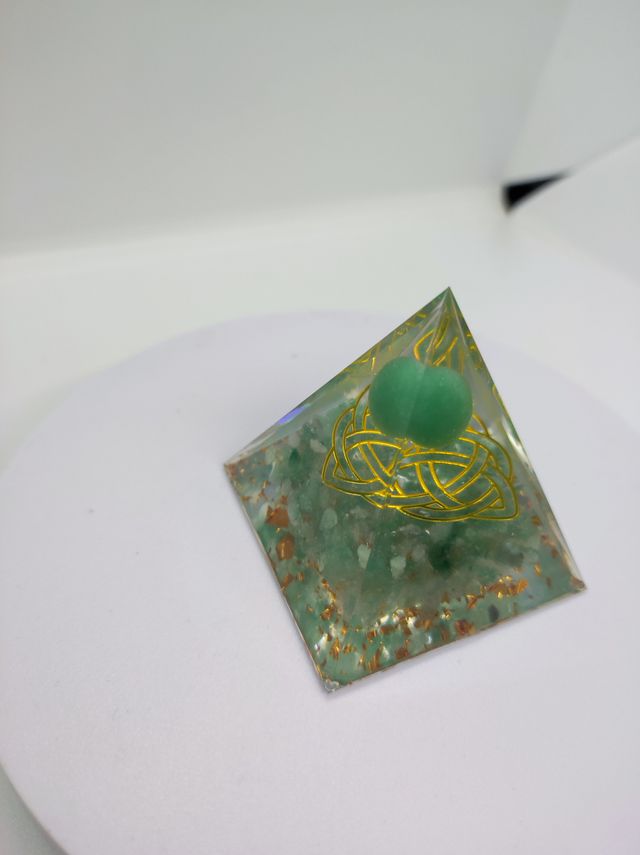 Piramide Orgonite Nodo Celtico Avventurina
