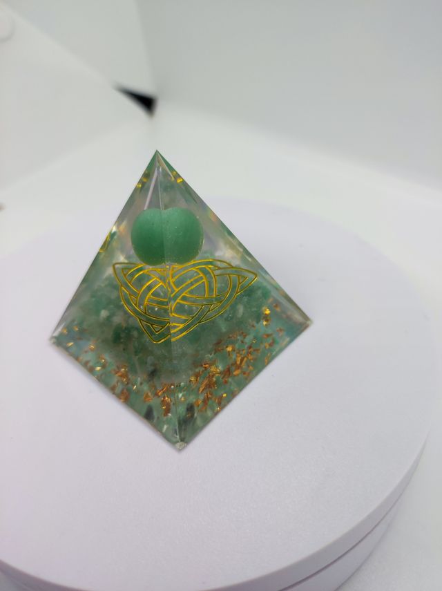 Piramide Orgonite Nodo Celtico Avventurina