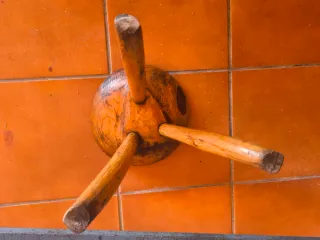 Antiguo taburete de ordeño de madera noble tallado