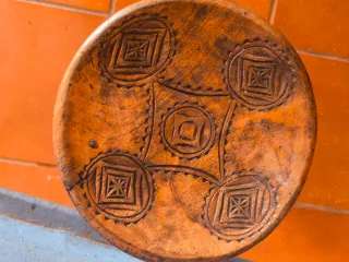 Antiguo taburete de ordeño de madera noble tallado