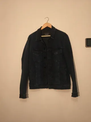 Chaqueta tejana Jack & Jones azul marino.