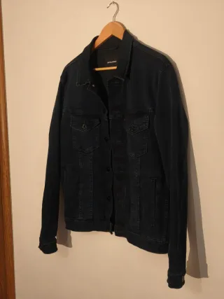 Chaqueta tejana Jack & Jones azul marino.