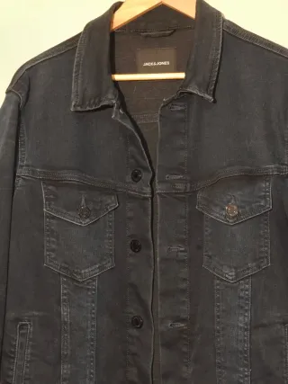 Chaqueta tejana Jack & Jones azul marino.