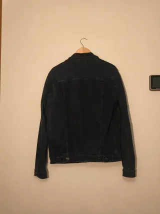 Chaqueta tejana Jack & Jones azul marino.