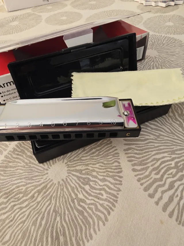 Armonica a bocca in Do maggiore, ideale per vari generi musicali come pop, folk o country.