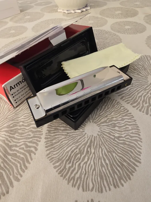 Armonica a bocca in Do maggiore, ideale per vari generi musicali come pop, folk o country.