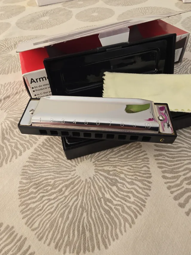 Armonica a bocca in Do maggiore, ideale per vari generi musicali come pop, folk o country.