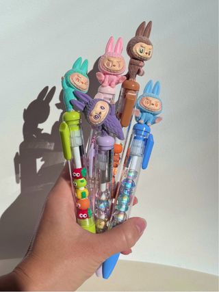 Penna Labubu yoga cartoleria rosa viola marrone