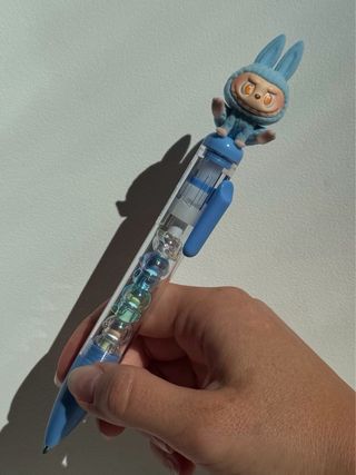 Penna Labubu yoga cartoleria rosa viola marrone