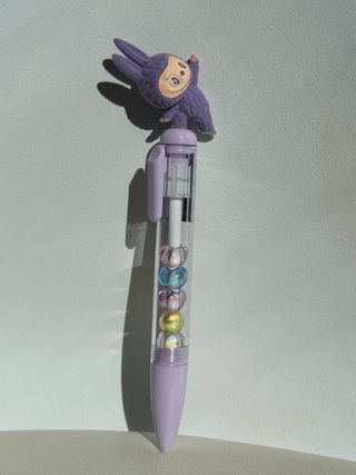 Penna Labubu yoga cartoleria rosa viola marrone