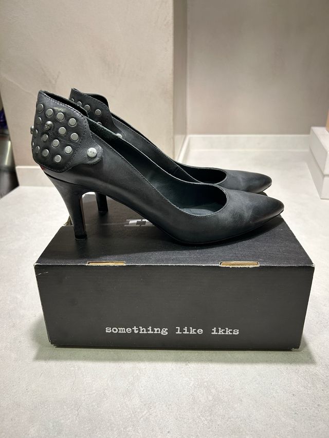 Scarpe col tacco IKKS nere con borchie