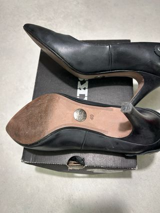 Zapatos de tacón IKKS negros con tachuelas