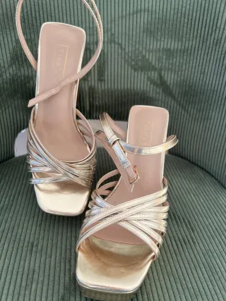 Sandalias tacón plataforma doradas