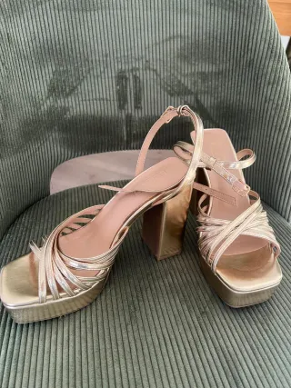 Sandalias tacón plataforma doradas