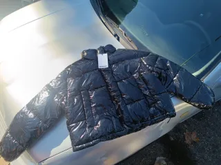 Cazadora Bershka negra brillante