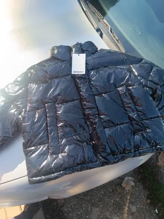 Cazadora Bershka negra brillante