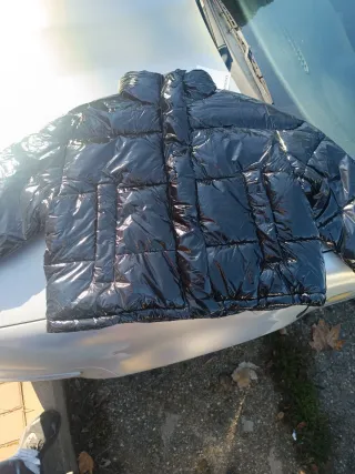 Cazadora Bershka negra brillante