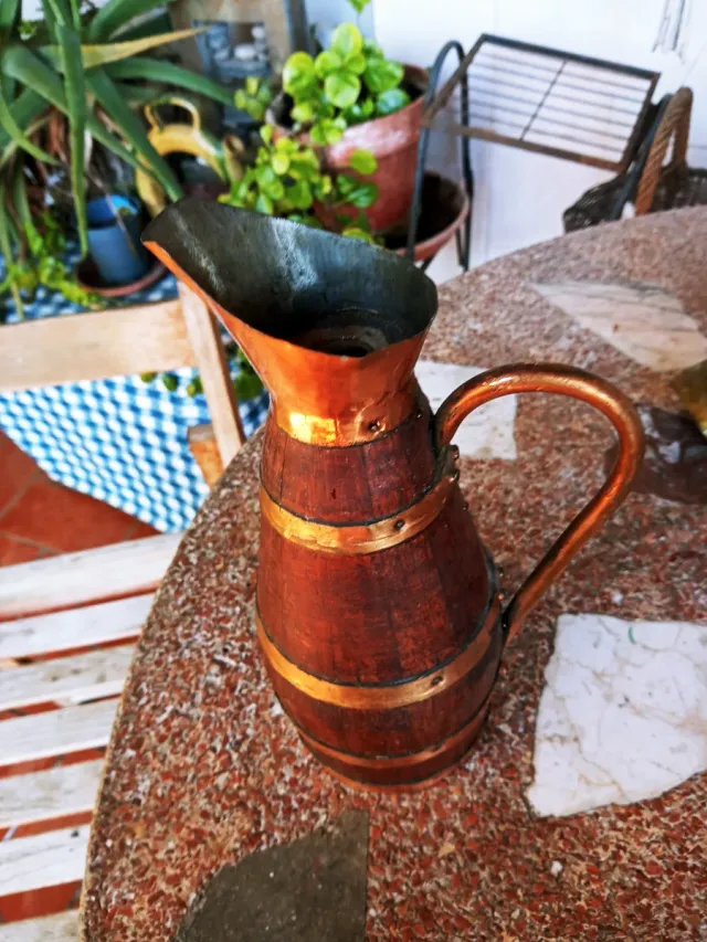 Jarra de madera y cobre
